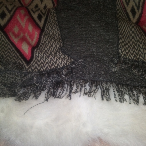 Fridge Shawl/ Poncho - Picture 4 of 4